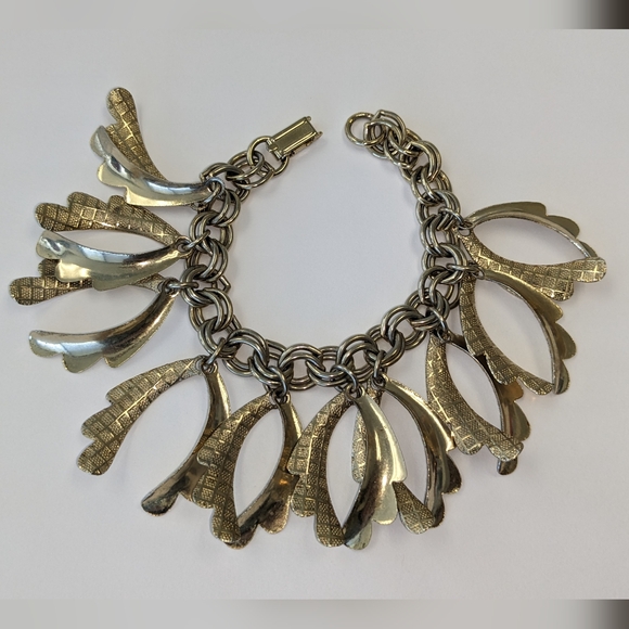 VTG TEXTURED/SMOOTH GOLD TONE DANGLE CHARM BRACELET - Picture 3 of 8